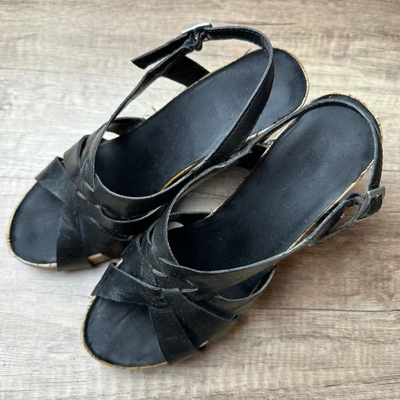 Size 9 Aerosoles Black Strappy Wedge Sandals - Picture 2 of 6